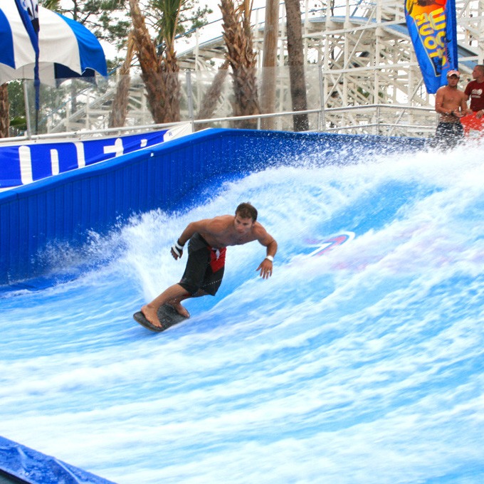 O parque de diversões monta o skate da prancha para o único, simulador ...
