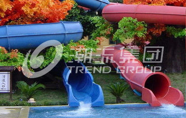 Corrediças de água emocionantes da espiral da combinação do recurso de feriado para a piscina