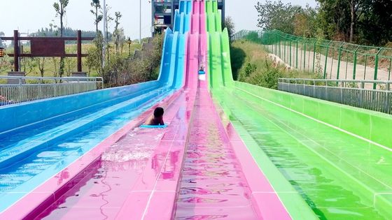 Passeios de competência coloridos do parque da água, recursos de feriado com os parques da água para a família
