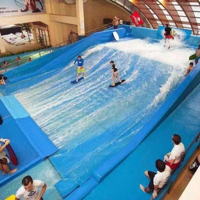 O parque de diversões monta o skate da prancha para o único, simulador surfando para o parque do Aqua