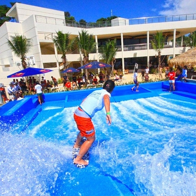 O passeio da água de Flowrider da novidade, dois surfistas surfa o skate para o parque da água/personalizado