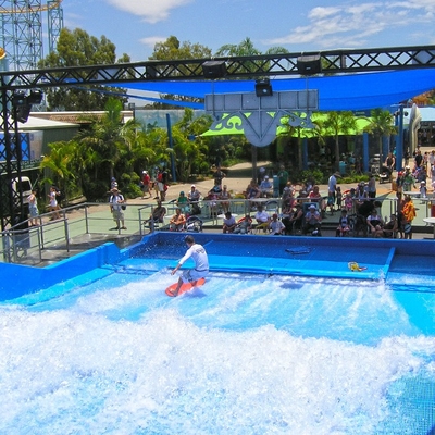 Passeio surfando da água de Flowrider, passeio extremo do divertimento do esporte para atrações da água