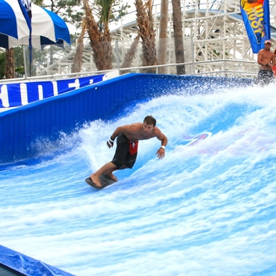 Apreciando o passeio da água de Flowrider, placa do patim da onda/divertimento atrativos surfando parque do Aqua