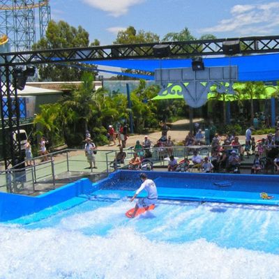 Simulador de surf Flowrider Water Ride com 160-240 pilotos por hora, motor de surf de 37KW e volume de tanque de 150.000 litros