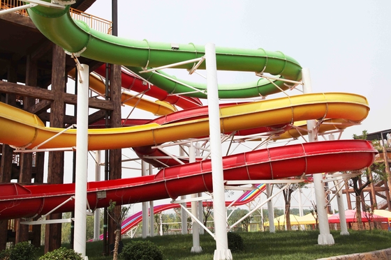 Equipamento colorido do parque do Aqua, família que transporta a corrediça de água para o grande parque da água