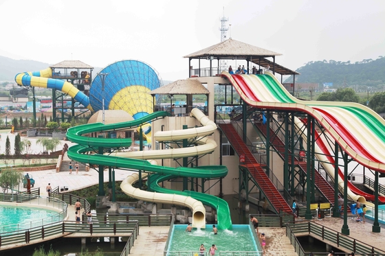 Equipamento colorido do parque do Aqua, família que transporta a corrediça de água para o grande parque da água