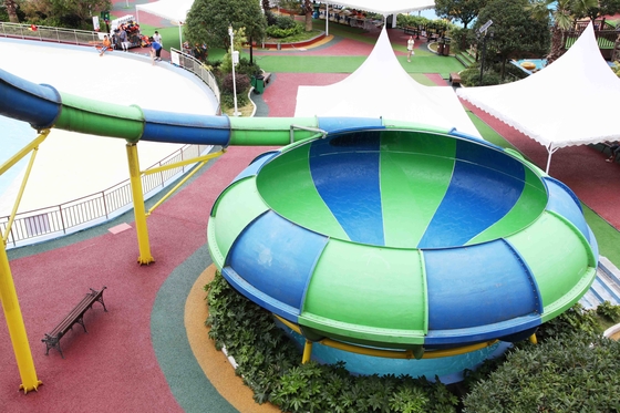 O parque temático desliza o equipamento do campo de jogos da água do mundo da água da bacia do espaço para recursos/hotel