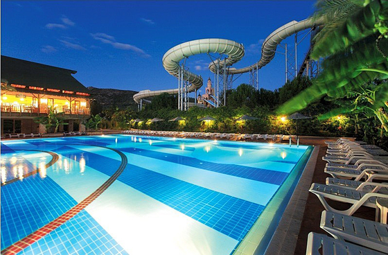 Acima da corrediça de água à terra da associação para o divertimento interacetive da água da família no parque do aqua