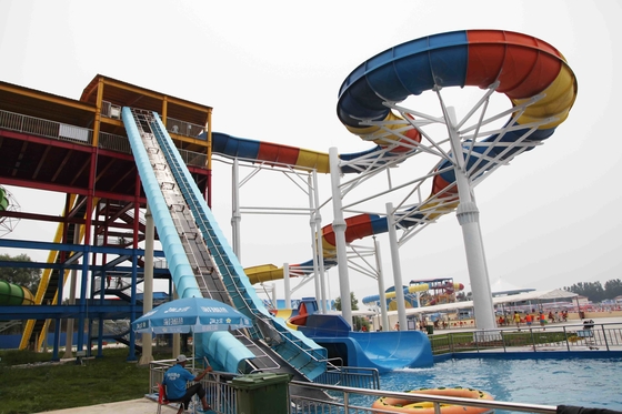 Equipamento aquático do campo de jogos, grande capacidade das corrediças de água para o divertimento da família no parque grande da água