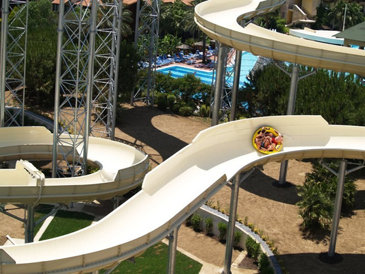 Acima da corrediça de água à terra da associação para o divertimento interacetive da água da família no parque do aqua