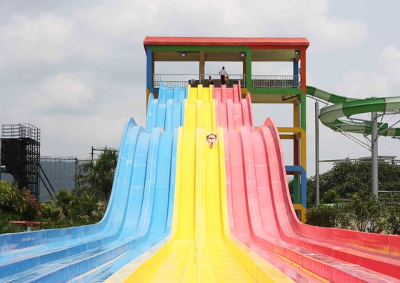 Facilidade comum exterior do parque do Aqua das corrediças de água de Oragne com corrediça da jangada