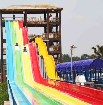 Facilidade comum exterior do parque do Aqua das corrediças de água de Oragne com corrediça da jangada