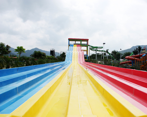 Colorido acima das corrediças de água à terra da fibra de vidro, corrediça da associação da fibra de vidro para o parque de diversões