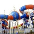 A corrediça de água a mais rápida do parque da água do jogo da família, pessoa que vai abaixo da corrediça de água da birra