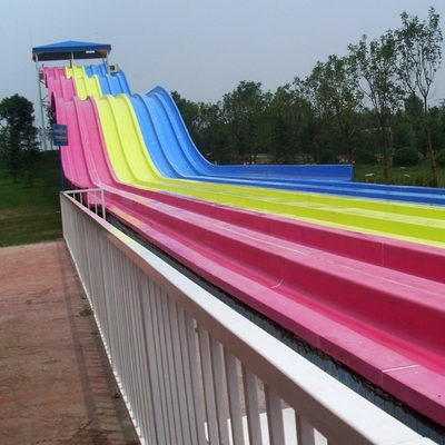 De lado a lado corrediça da raça da fibra de vidro da Multi-pista, competindo o Waterslide, corrediças de água feitas sob encomenda