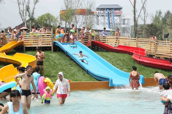 Corrediças de água comerciais da fibra de vidro do equipamento do parque da água para a piscina