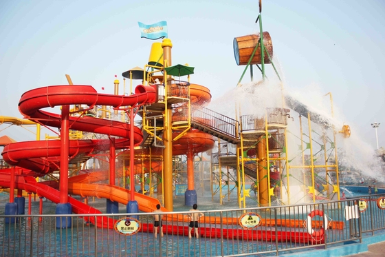 Parque emocionante da água da família no waterhouse giantic com o waterslide diferente do estilo