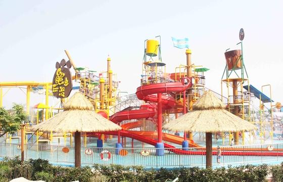 Parque emocionante da água da família no waterhouse giantic com o waterslide diferente do estilo