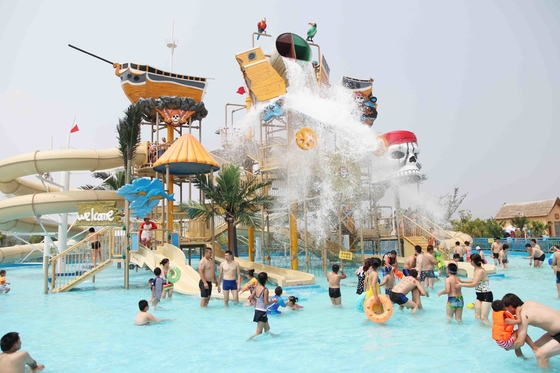 Combinação engraçada das corrediças de água do divertimento do campo de jogos do Aqua com a corrediça de água a mais grande para a família