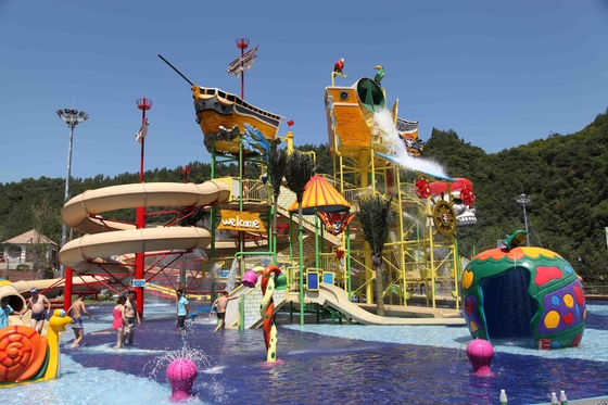 Os parques da construção de aço com campo de jogos da água abrem e corrediças de água espirais próximas
