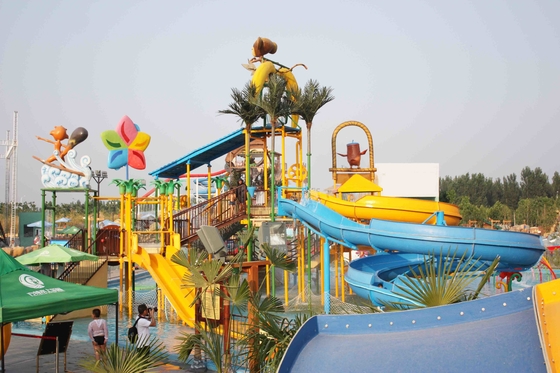 Combinação engraçada das corrediças de água do divertimento do campo de jogos do Aqua com a corrediça de água a mais grande para a família