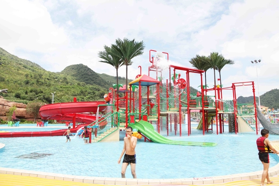 As crianças de 6,5 M molham o equipamento da casa/campo de jogos da água para a piscina no parque do Aqua