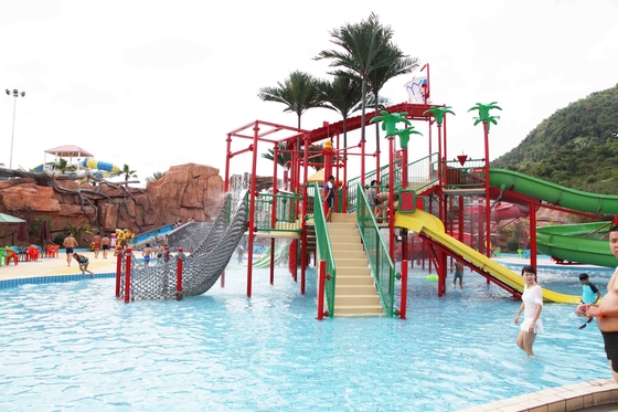 As crianças de 6,5 M molham o equipamento da casa/campo de jogos da água para a piscina no parque do Aqua