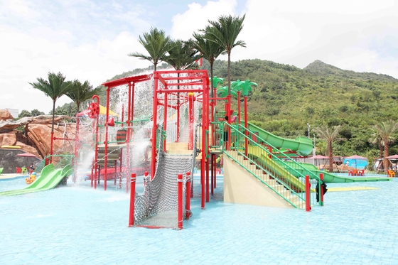 As crianças de 6,5 M molham o equipamento da casa/campo de jogos da água para a piscina no parque do Aqua