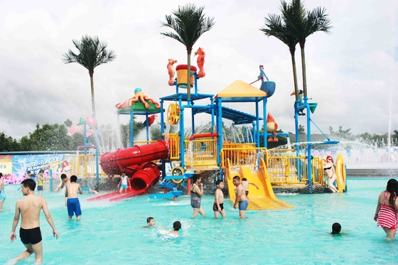 As crianças de 6,5 M molham o equipamento da casa/campo de jogos da água para a piscina