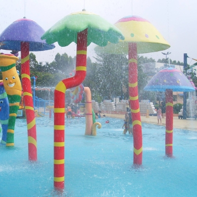 O equipamento colorido da fibra de vidro do parque do pulverizador da carpa para crianças/crianças molha o campo de jogos