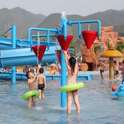 Equipamento colorido do parque do pulverizador da carpa para crianças/crianças no equipamento da fibra de vidro do parque da água