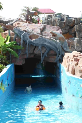 Rio preguiçoso do grande jogo do Aqua do parque da água com a máquina de relaxamento da onda