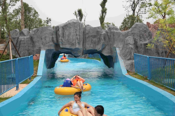 Rio preguiçoso do grande jogo do Aqua do parque da água com a máquina de relaxamento da onda