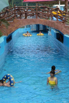 Água de fluxo rápida do rio preguiçoso de alta pressão do parque do Aqua da bomba de ar ao lado