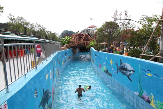 Rio preguiçoso do grande jogo do Aqua do parque da água com a máquina de relaxamento da onda
