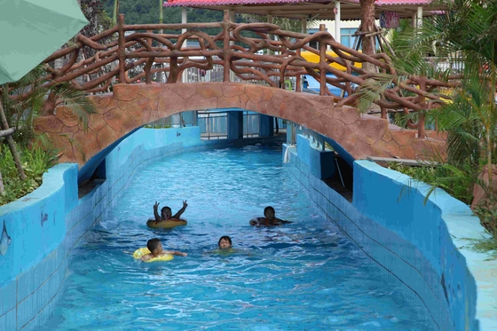 Rio preguiçoso do parque da água dos recursos de feriado fora do equipamento do campo de jogos para o parque do Aqua