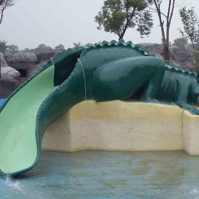 A associação de água pequena da fibra de vidro desliza para crianças, corrediça do crocodilo do equipamento do parque da água