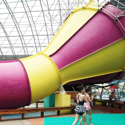 Waterslide das crianças acima da corrediça de água da associação da terra para o jogo interativo da água da família