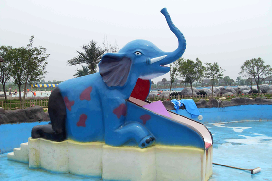 A associação de água dada forma desenhos animados da fibra de vidro desliza para o mini parque da água das crianças