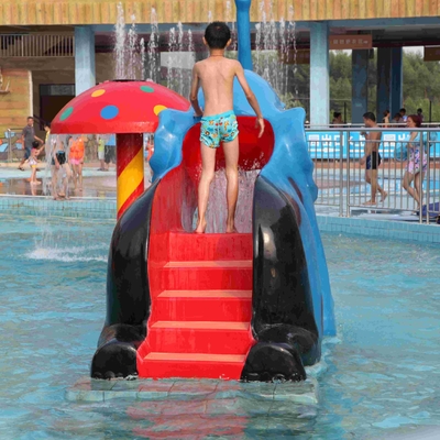 A associação de água dada forma desenhos animados da fibra de vidro desliza para o mini parque da água das crianças