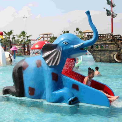 A associação de água dada forma desenhos animados da fibra de vidro desliza para o mini parque da água das crianças