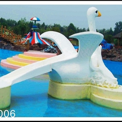 A associação de água pequena da fibra de vidro da cisne dos desenhos animados das crianças desliza para o parque/piscina do Aqua
