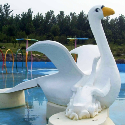 A associação de água pequena da fibra de vidro da cisne dos desenhos animados das crianças desliza para o parque/piscina do Aqua