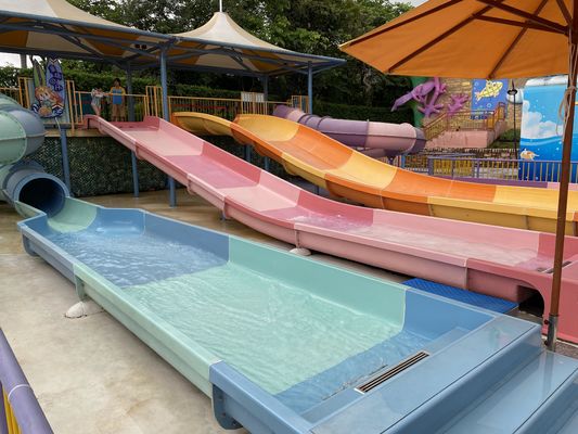 Tobogã Aquático Infantil de Fibra de Vidro com Suporte de Aço Galvanizado e Altura Personalizável para Diversão em Piscinas Externas