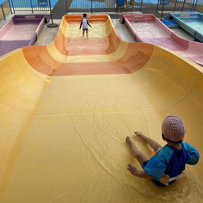 Tobogã Aquático Infantil de Fibra de Vidro com Suporte de Aço Galvanizado e Altura Personalizável para Diversão em Piscinas Externas