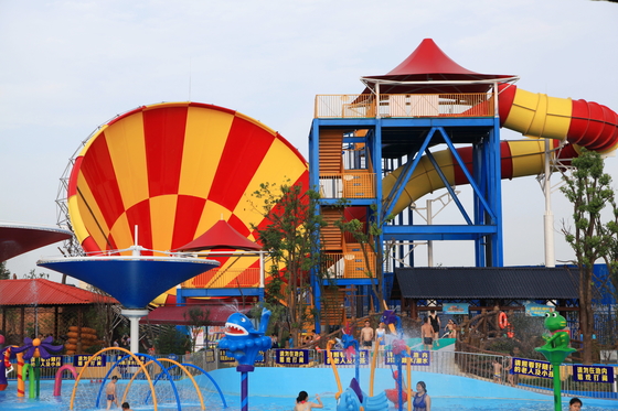 Escorregadores de Fibra de Vidro Super Tornado para Piscinas Design de Equipamentos para Parques Aquáticos Vison
