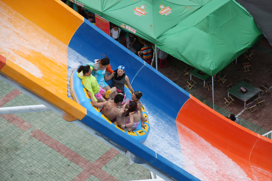 Colorido acima das corrediças de água à terra da fibra de vidro, corrediça da associação da fibra de vidro para o parque gigante da água
