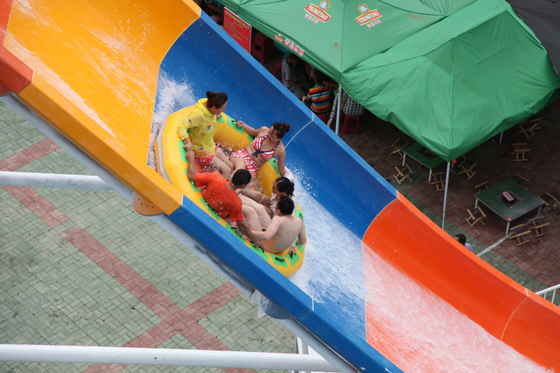 Colorido acima das corrediças de água à terra da fibra de vidro, corrediça da associação da fibra de vidro para o parque gigante da água