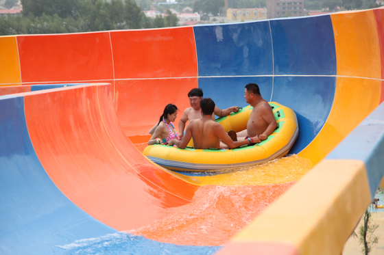 Colorido acima das corrediças de água à terra da fibra de vidro, corrediça da associação da fibra de vidro para o parque gigante da água