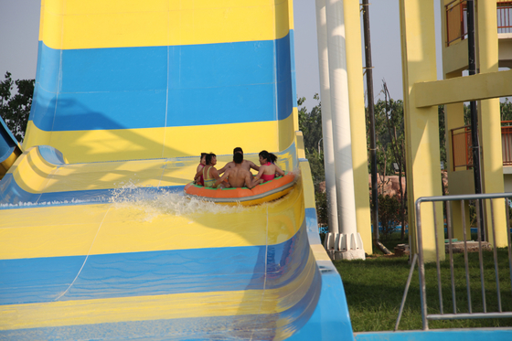 Corrediças de água emocionantes da espiral da combinação do recurso de feriado para a piscina